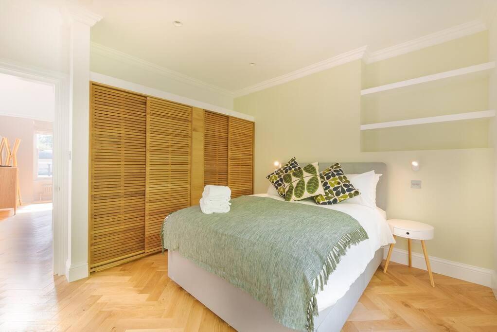 Stunning Two Bed Apartment Rh8 런던 외부 사진