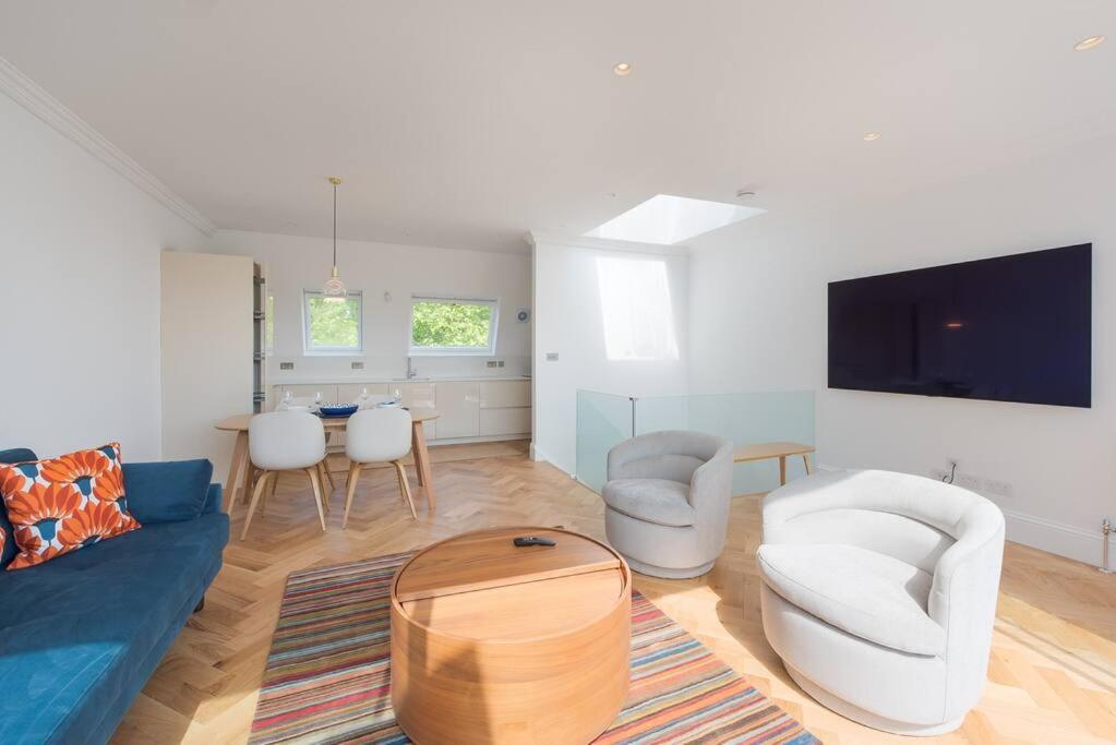 Stunning Two Bed Apartment Rh8 런던 외부 사진