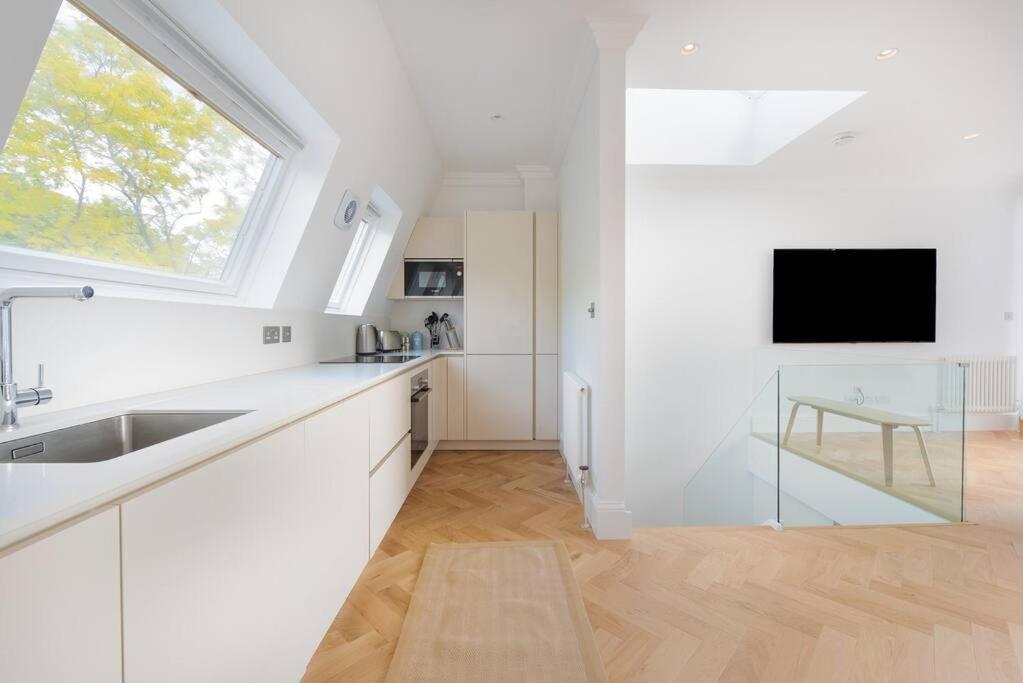 Stunning Two Bed Apartment Rh8 런던 외부 사진
