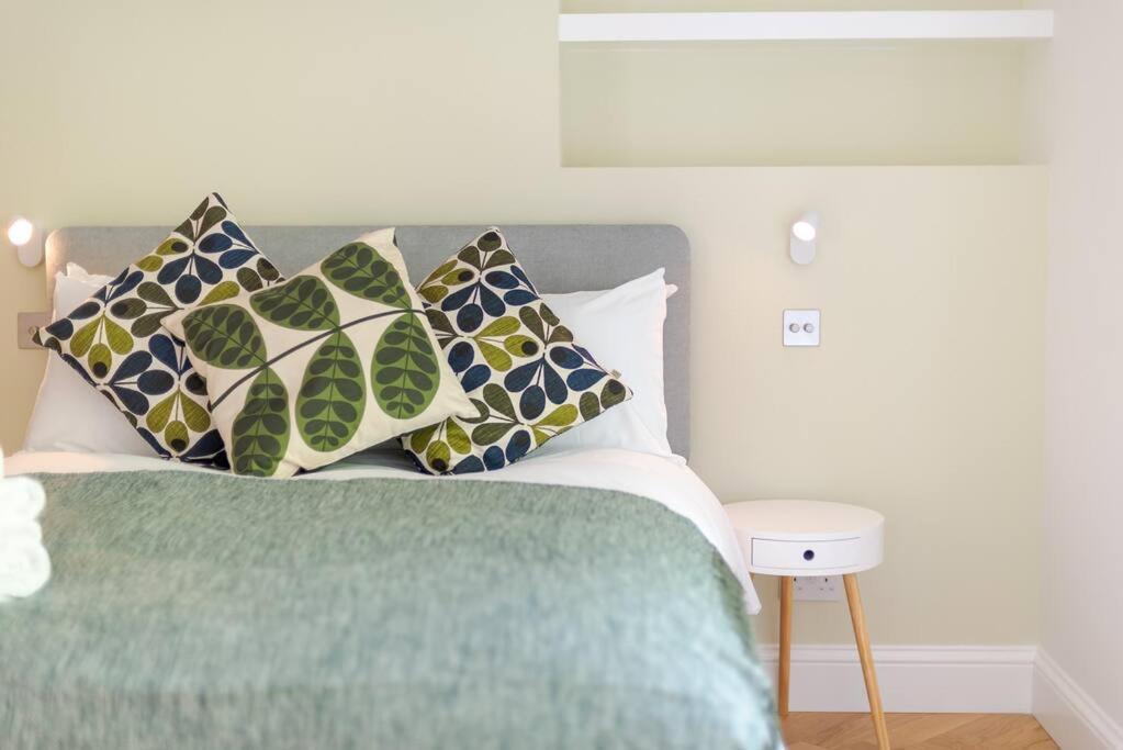 Stunning Two Bed Apartment Rh8 런던 외부 사진