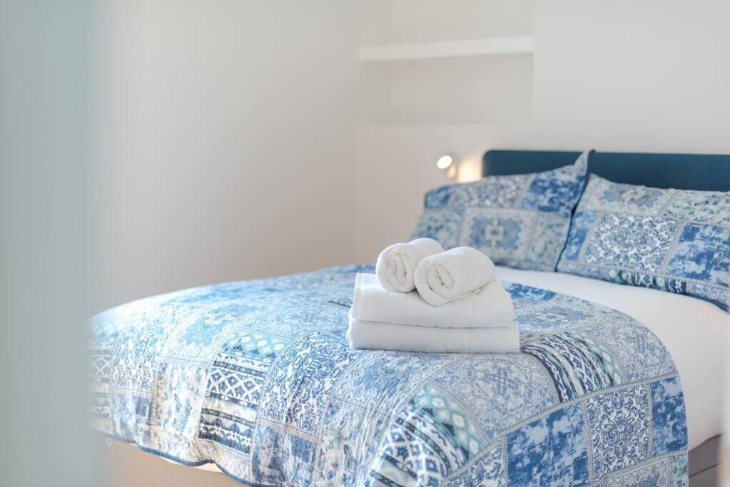 Stunning Two Bed Apartment Rh8 런던 외부 사진